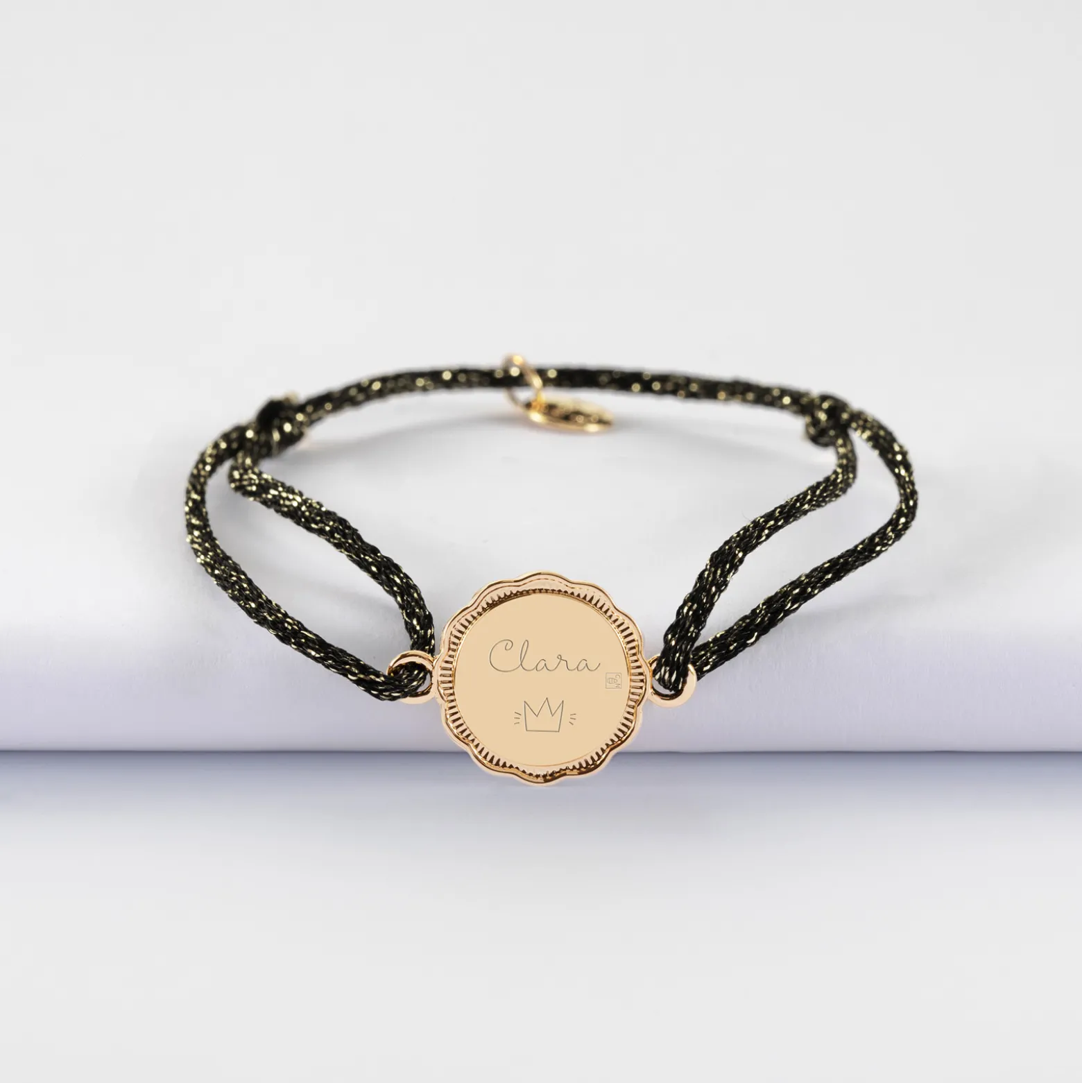 Bracelet personnalisé cordon pailleté médaille contour fleur gravée plaqué or 2 trous 15 mm