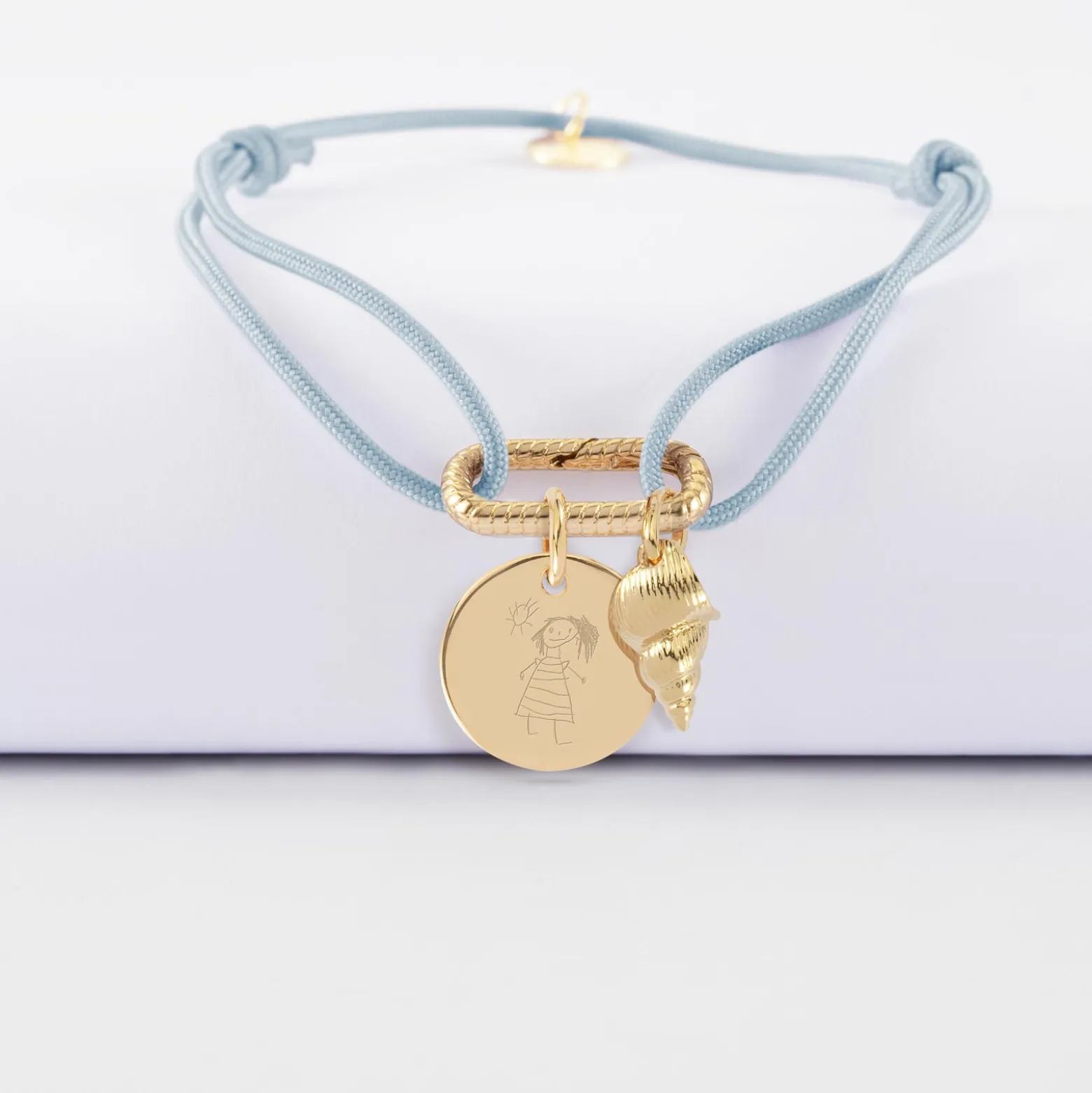 Bracelet personnalisé cordon mousqueton perle 17x11 mm médaille gravée plaqué or 15 mm et breloque(s) summer - à composer