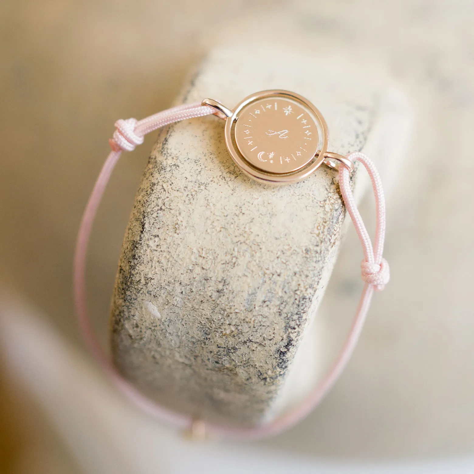 Bracelet personnalisé cordon médaille réversible Eternelle gravée plaqué or 2 trous 16 mm - HappyBulle x Capucine