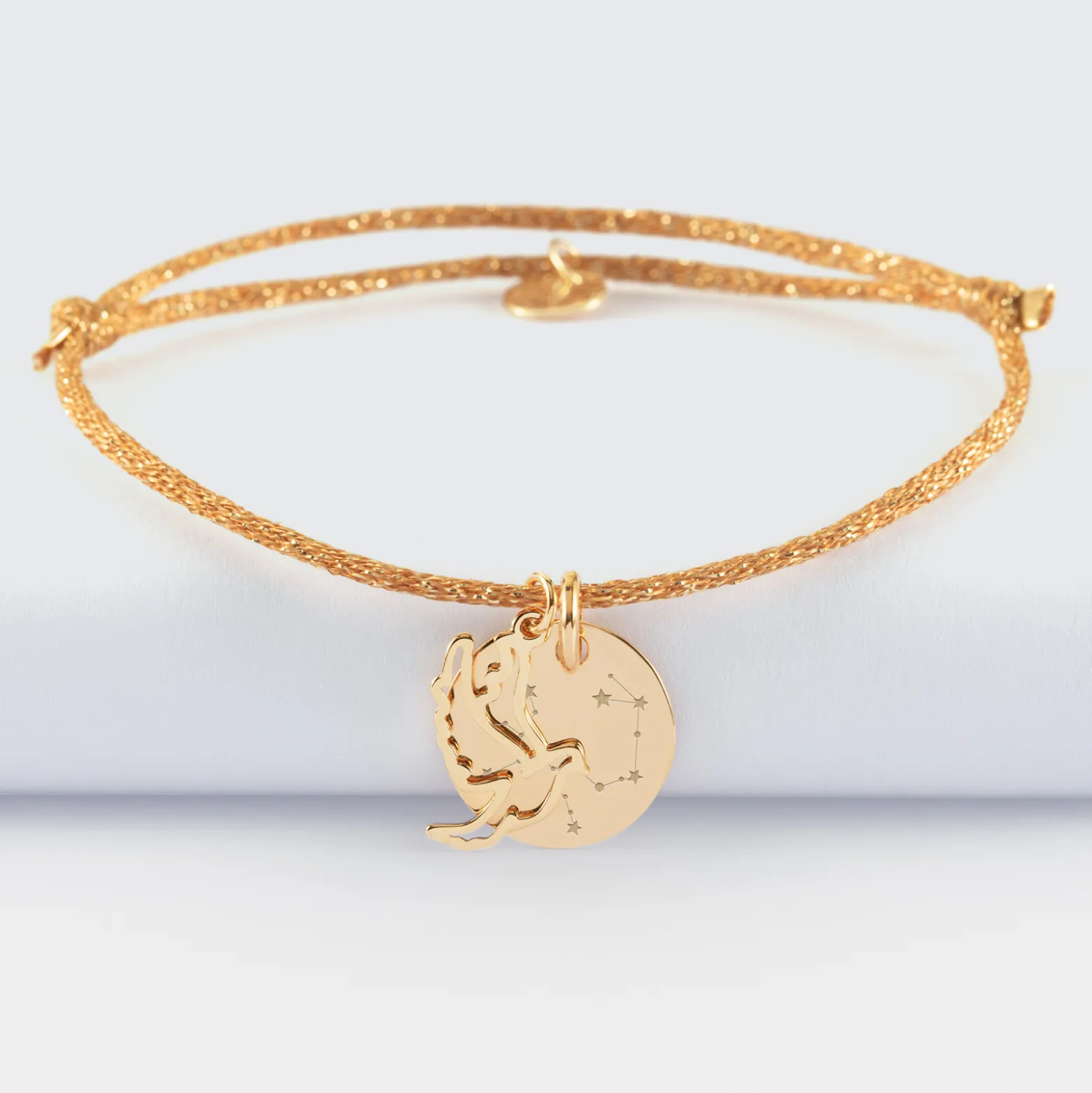 Bracelet personnalisé cordon pailleté médaille gravée plaqué or 15 mm et breloque colombe 18 mm