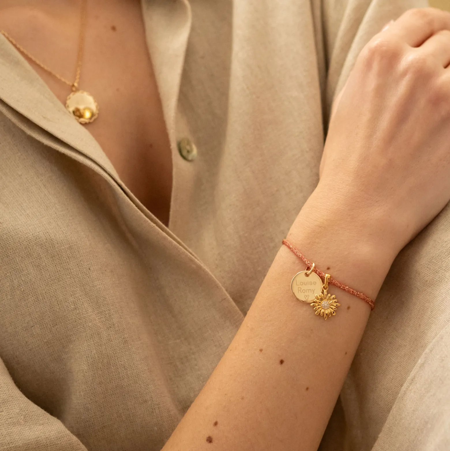 Bracelet personnalisé cordon pailleté médaille gravée plaqué or 15 mm et breloque marguerite scintillant 13 mm