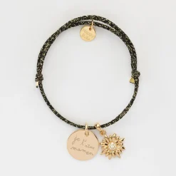 Bracelet personnalisé cordon pailleté médaille gravée plaqué or 15 mm et breloque marguerite scintillant 13 mm