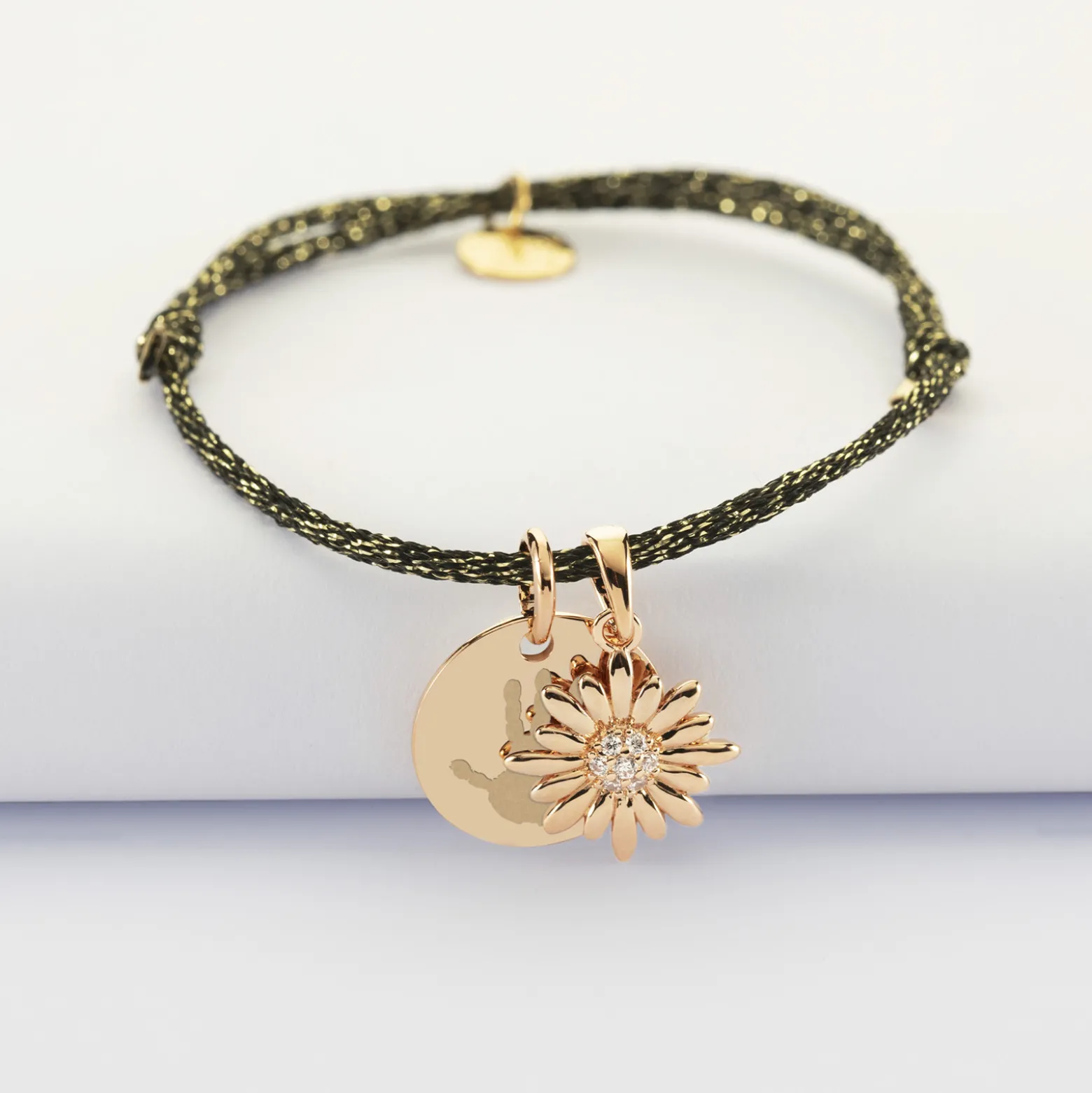 Bracelet personnalisé cordon pailleté médaille gravée plaqué or 15 mm et breloque marguerite scintillant 13 mm