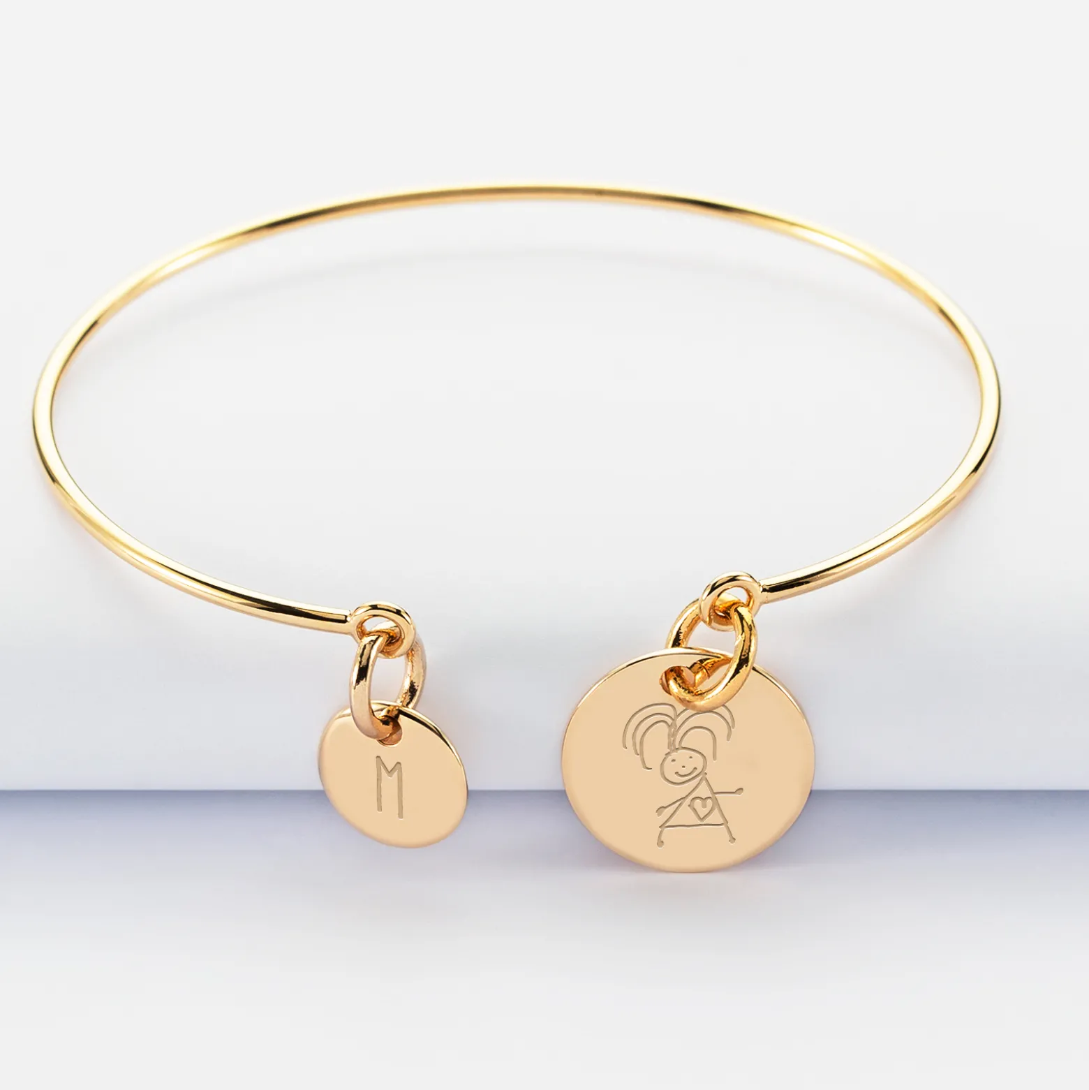 Bracelet personnalisé jonc plaqué or médaille gravée 15 mm et breloque ronde 10 mm