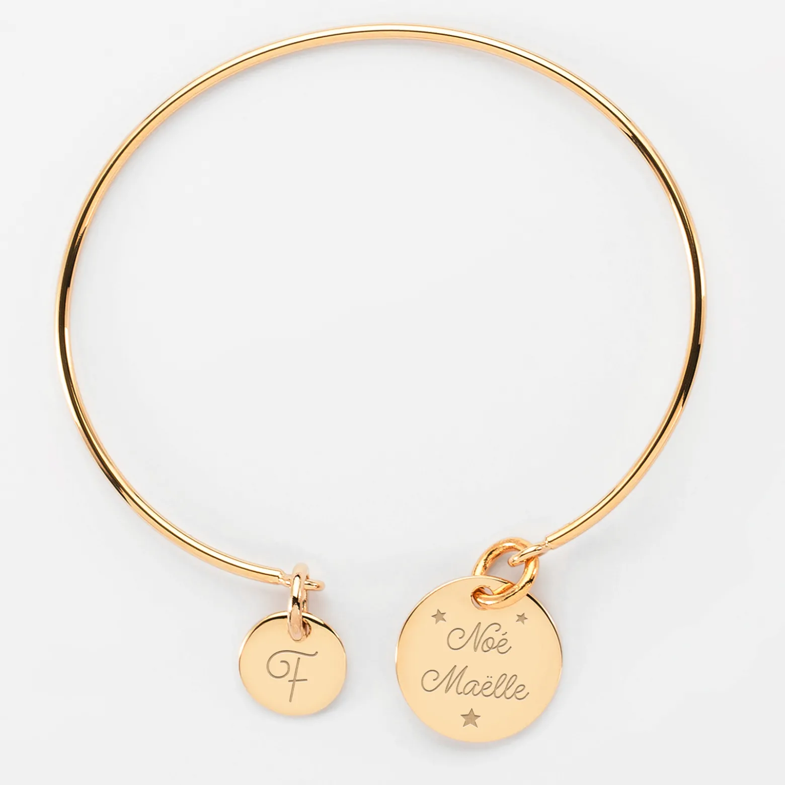 Bracelet personnalisé jonc plaqué or médaille gravée 15 mm et breloque ronde 10 mm