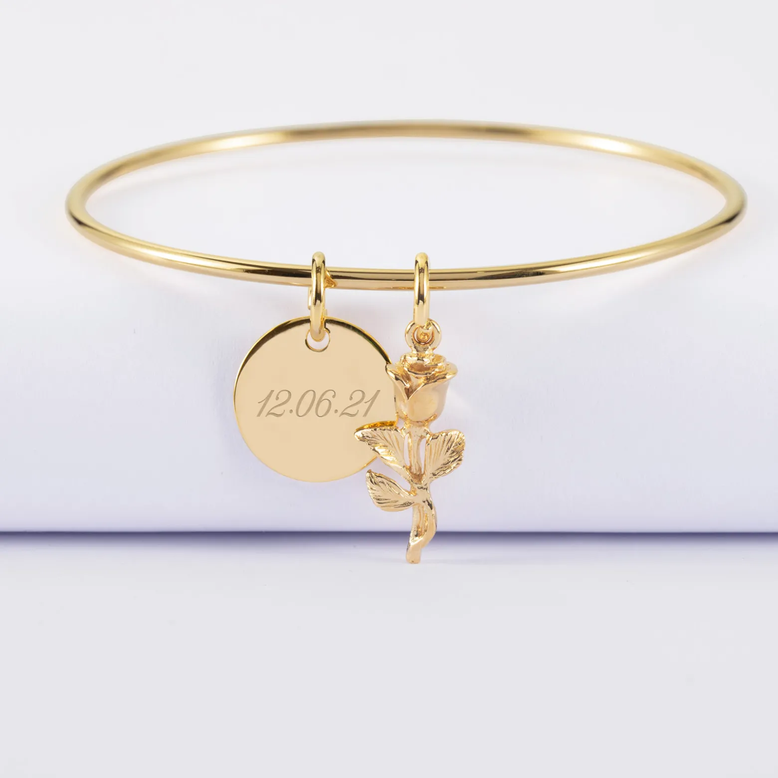 Bracelet personnalisé jonc plaqué or médaille gravée 15 mm et breloque rose 19 mm
