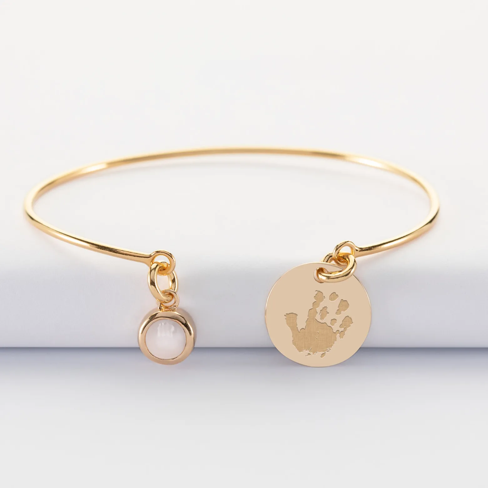 Bracelet personnalisé jonc plaqué or ouvert médaille gravée 15 mm et breloque pierre naturelle 8 mm