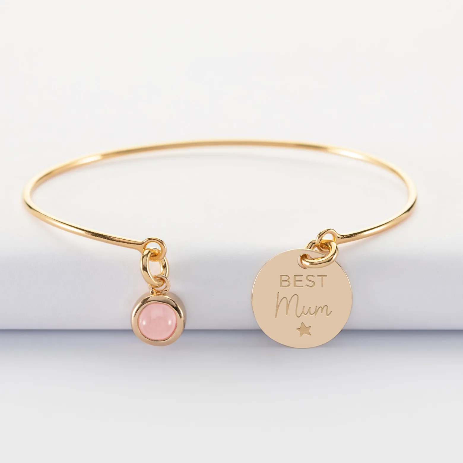 Bracelet personnalisé jonc plaqué or ouvert médaille gravée 15 mm et breloque pierre naturelle 8 mm