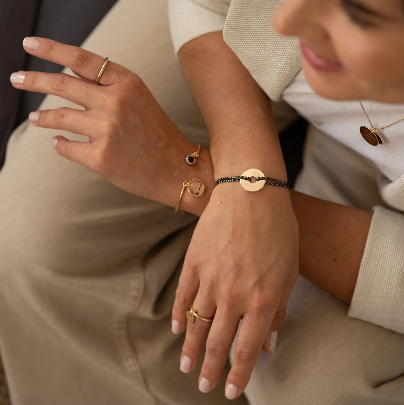 Bracelet personnalisé jonc plaqué or ouvert médaille gravée 15 mm et breloque pierre naturelle 8 mm