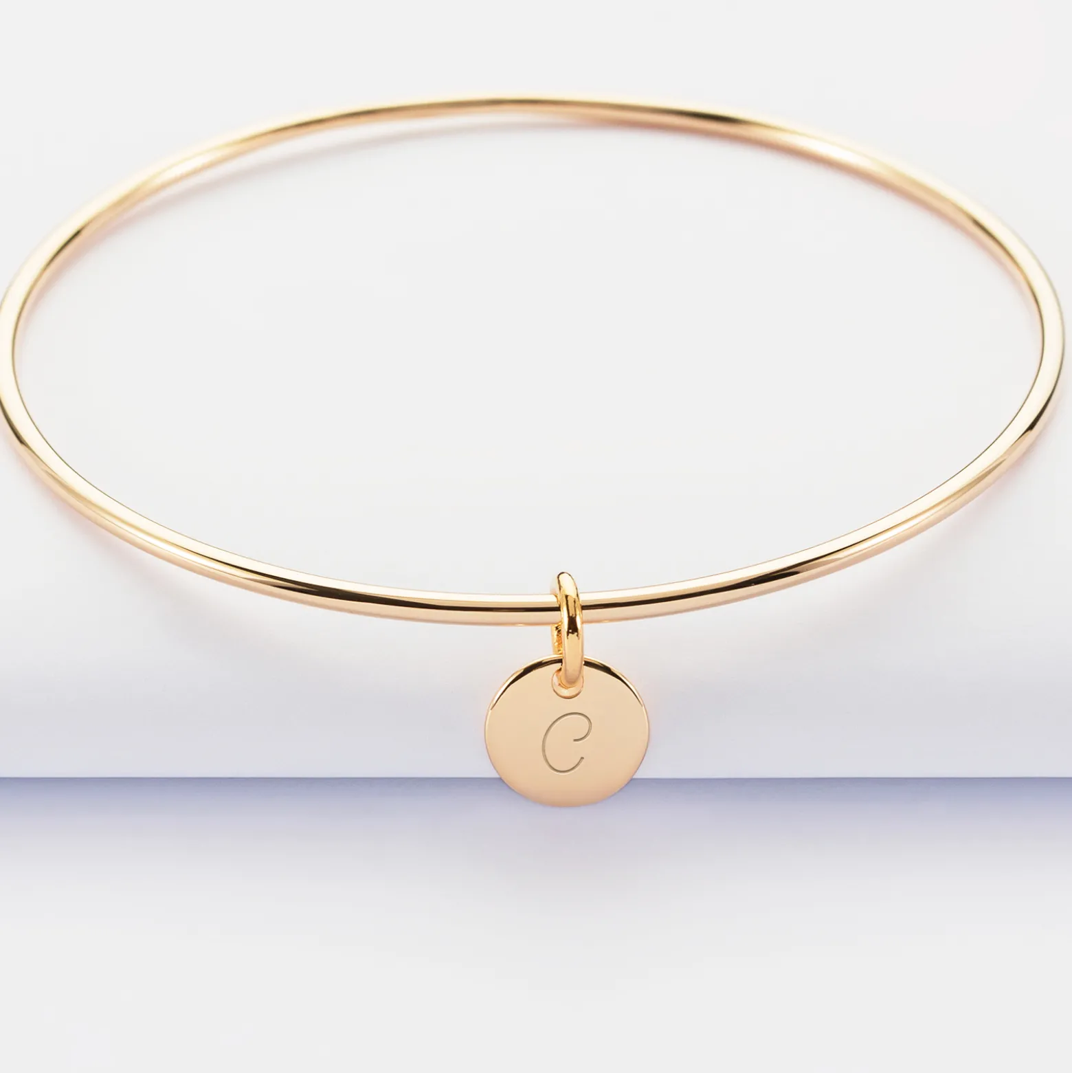 Bracelet personnalisé jonc plaqué or médaille gravée initiale 10 mm