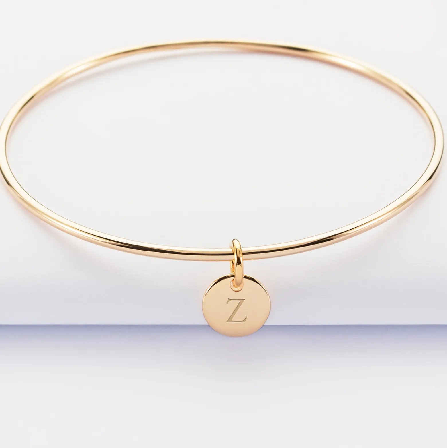 Bracelet personnalisé jonc plaqué or médaille gravée initiale 10 mm