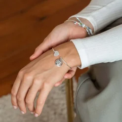 Bracelet personnalisé jonc argent ouvert médaille gravée 15 mm et breloque nacre 10 mm