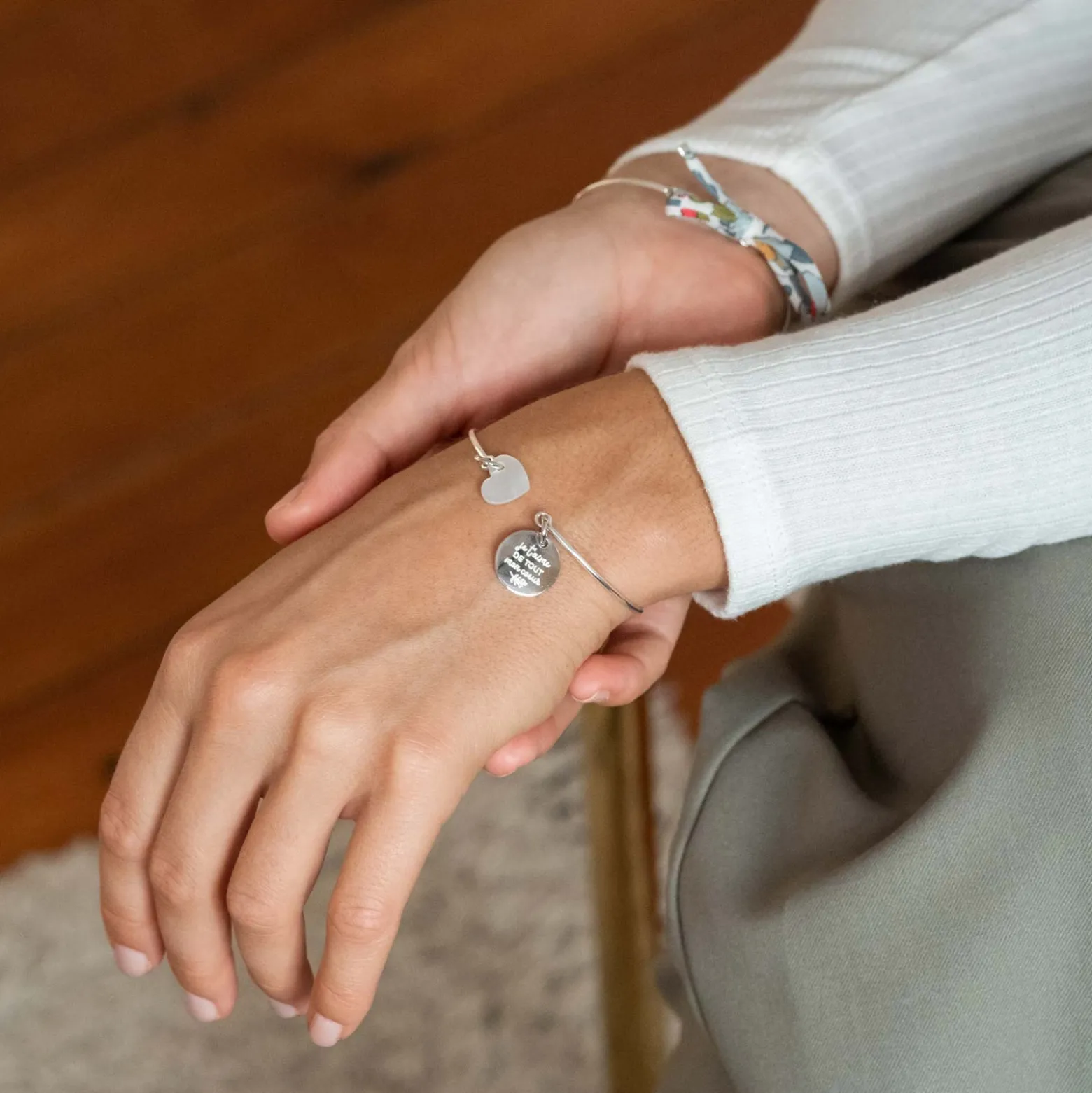 Bracelet personnalisé jonc argent ouvert médaille gravée 15 mm et breloque nacre 10 mm