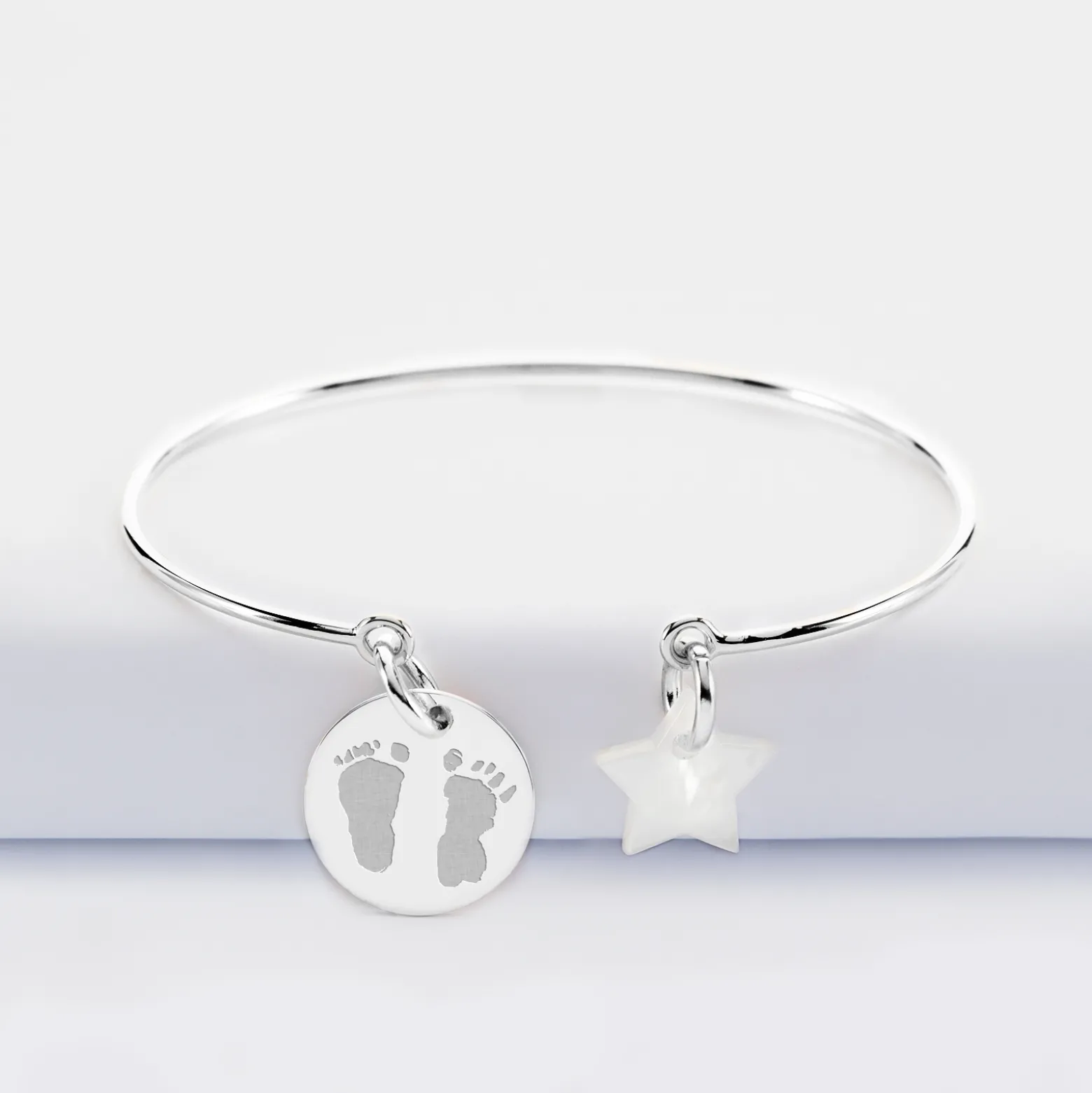 Bracelet personnalisé jonc argent ouvert médaille gravée 15 mm et breloque nacre 10 mm