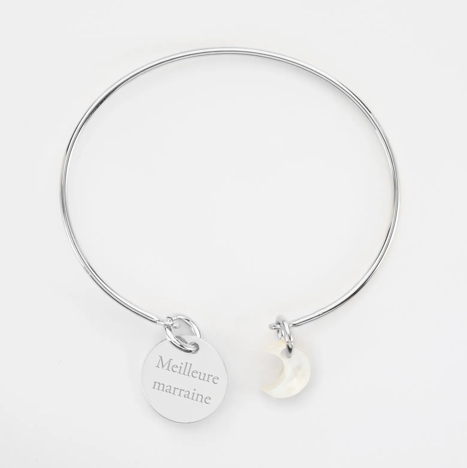 Bracelet personnalisé jonc argent ouvert médaille gravée 15 mm et breloque nacre 10 mm