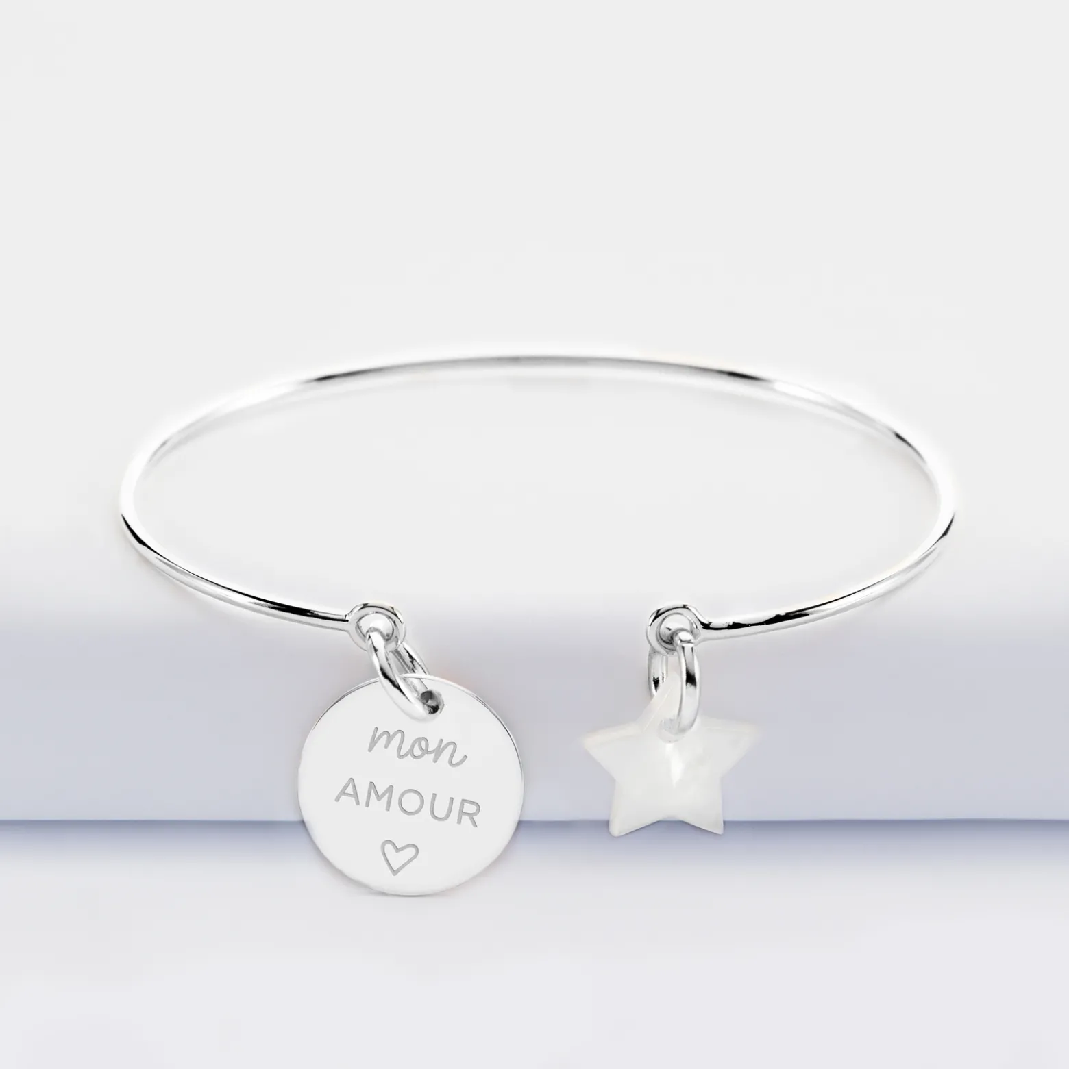 Bracelet personnalisé jonc argent ouvert médaille gravée 15 mm et breloque nacre 10 mm