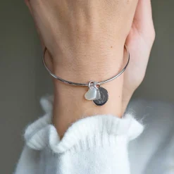 Bracelet personnalisé jonc argent médaille gravée 15 mm et breloque nacre 10 mm