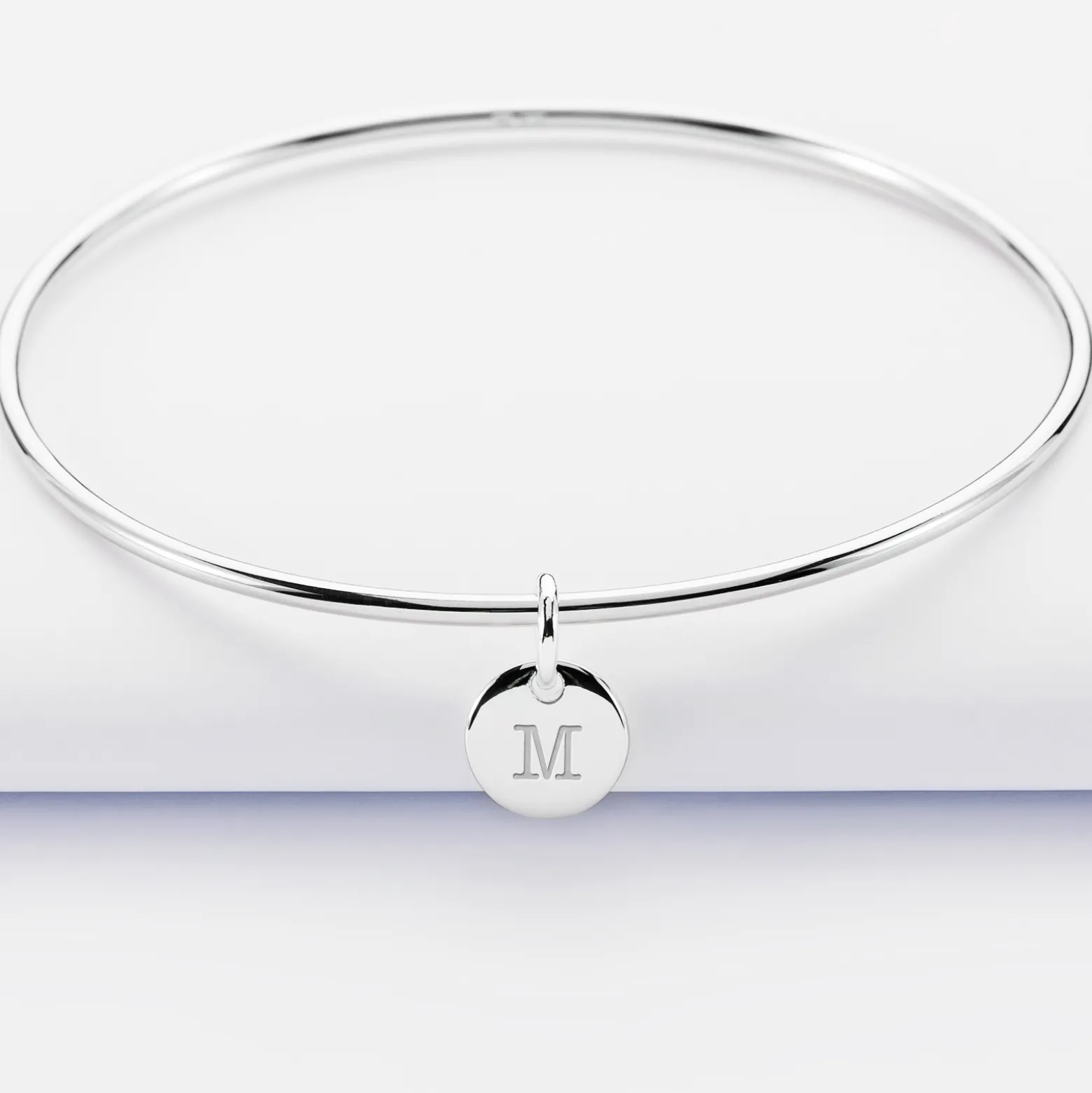 Bracelet personnalisé jonc argent médaille gravée initiale 10 mm