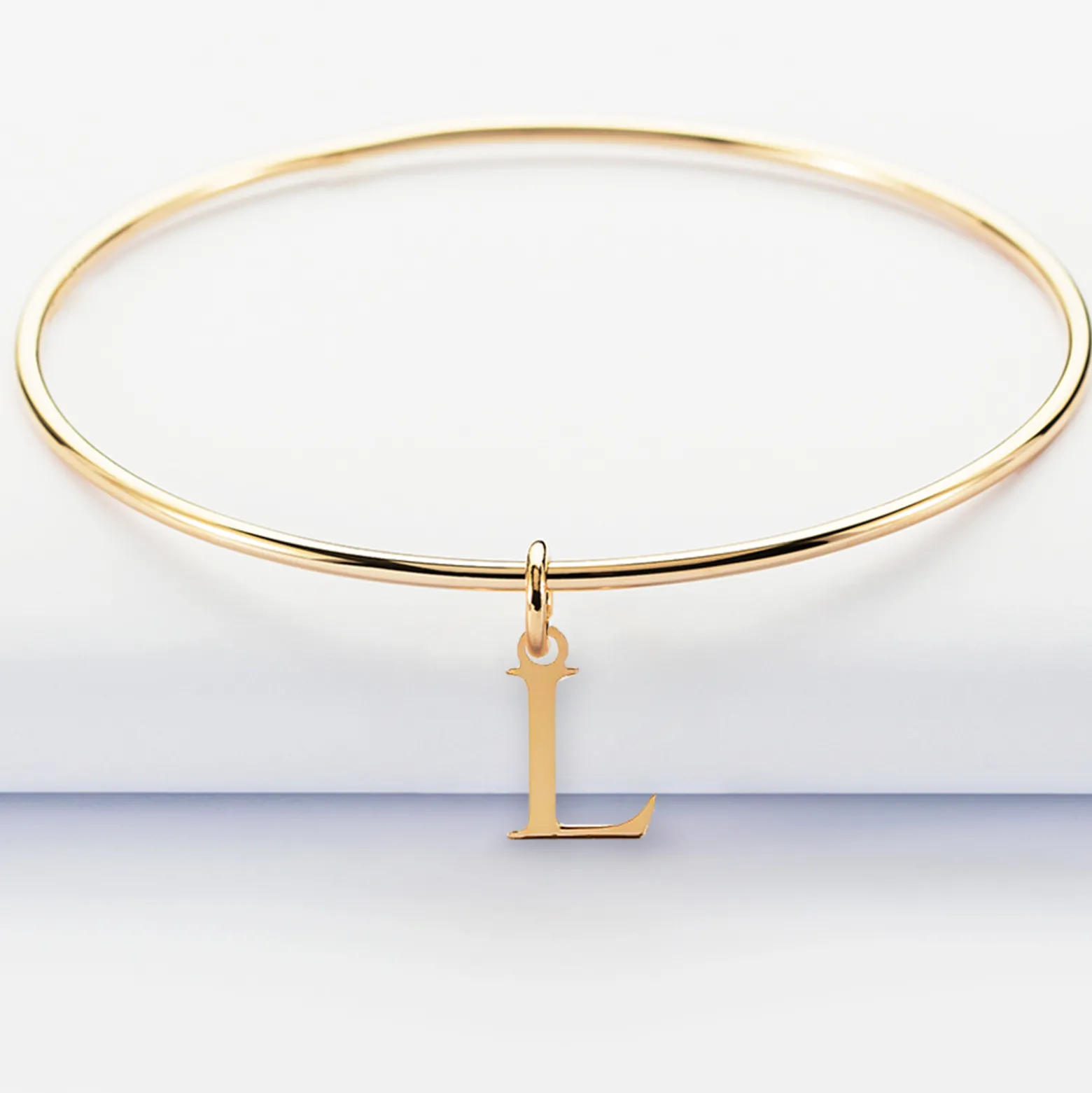 Bracelet personnalisé jonc plaqué or médaille initiale 14 mm