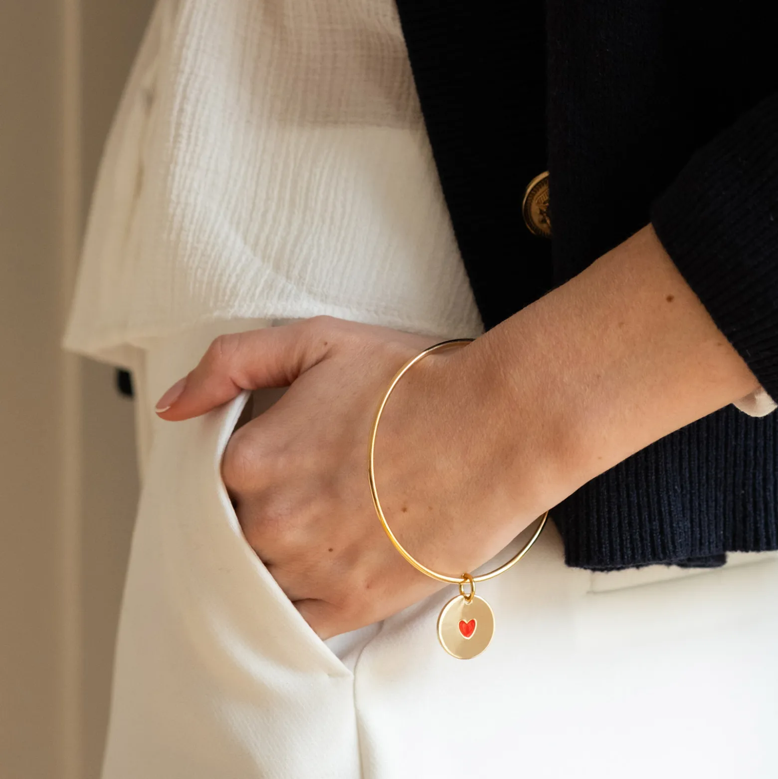 Bracelet personnalisé jonc plaqué or médaille gravée coeur émail rouge 19 mm - HappyBulle x Atelier Wagram