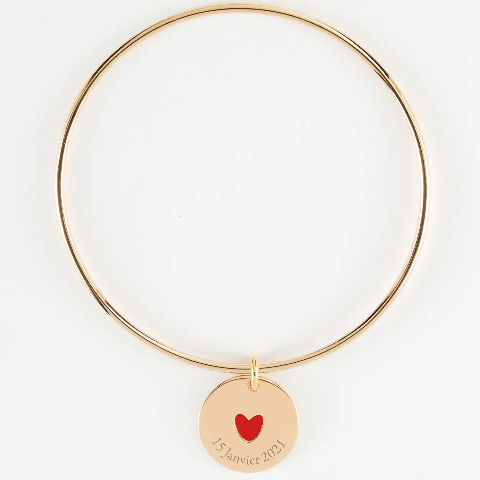 Bracelet personnalisé jonc plaqué or médaille gravée coeur émail rouge 19 mm - HappyBulle x Atelier Wagram