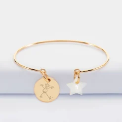 Bracelet personnalisé jonc plaqué or ouvert médaille gravée 15 mm et breloque nacre 10 mm