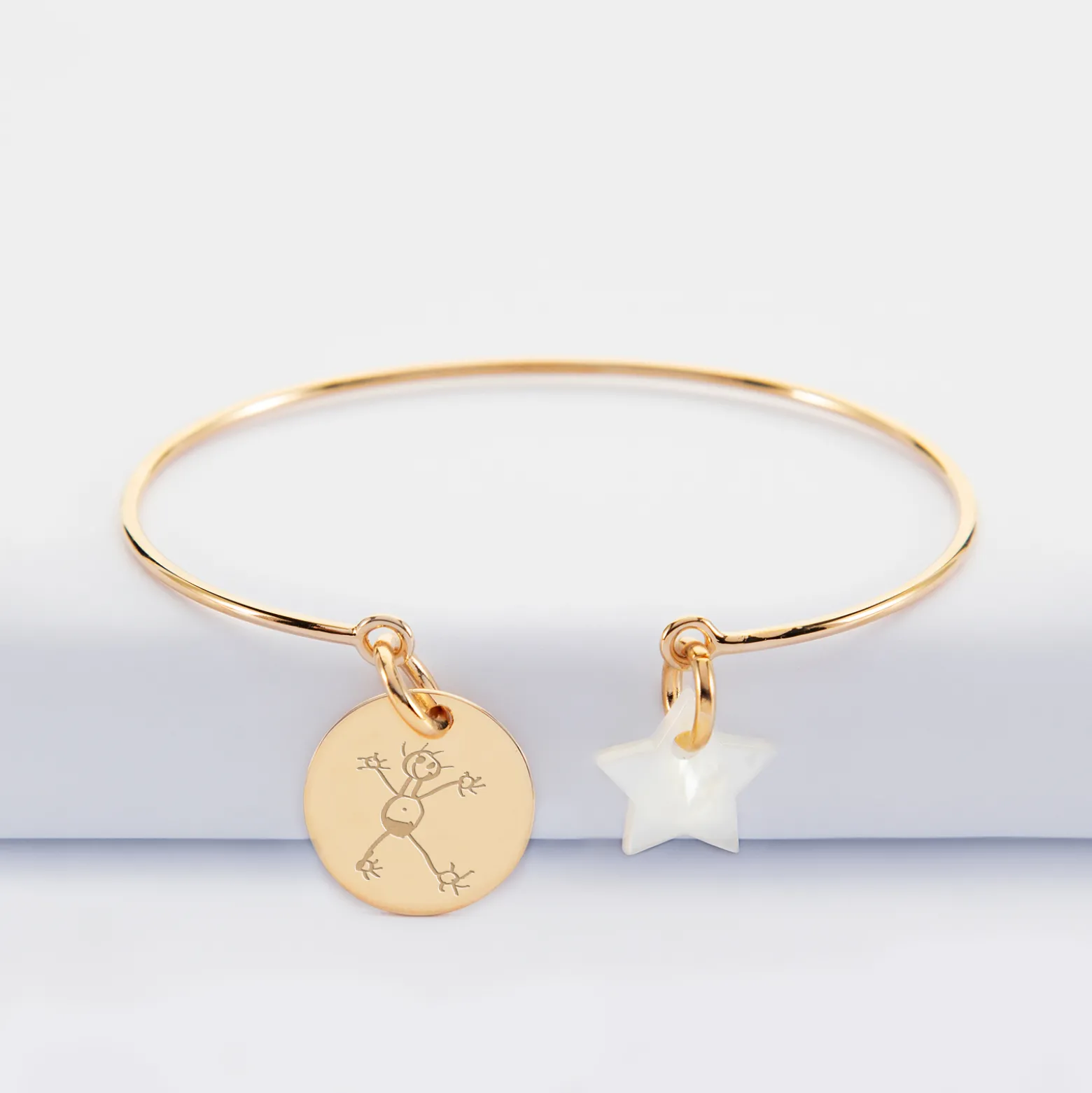 Bracelet personnalisé jonc plaqué or ouvert médaille gravée 15 mm et breloque nacre 10 mm