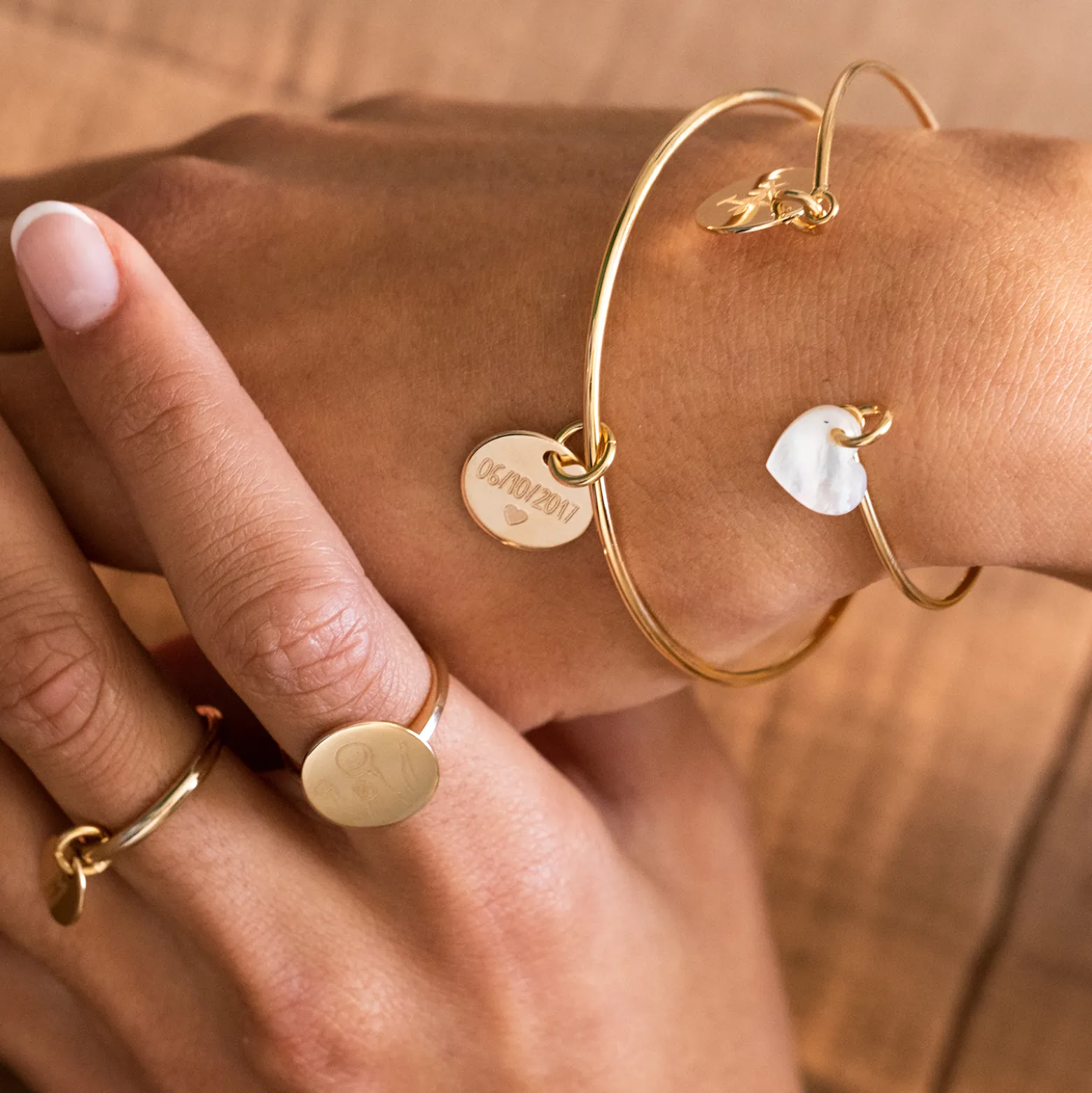 Bracelet personnalisé jonc plaqué or ouvert médaille gravée 15 mm et breloque nacre 10 mm