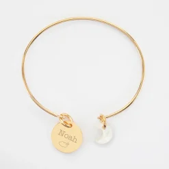 Bracelet personnalisé jonc plaqué or ouvert médaille gravée 15 mm et breloque nacre 10 mm