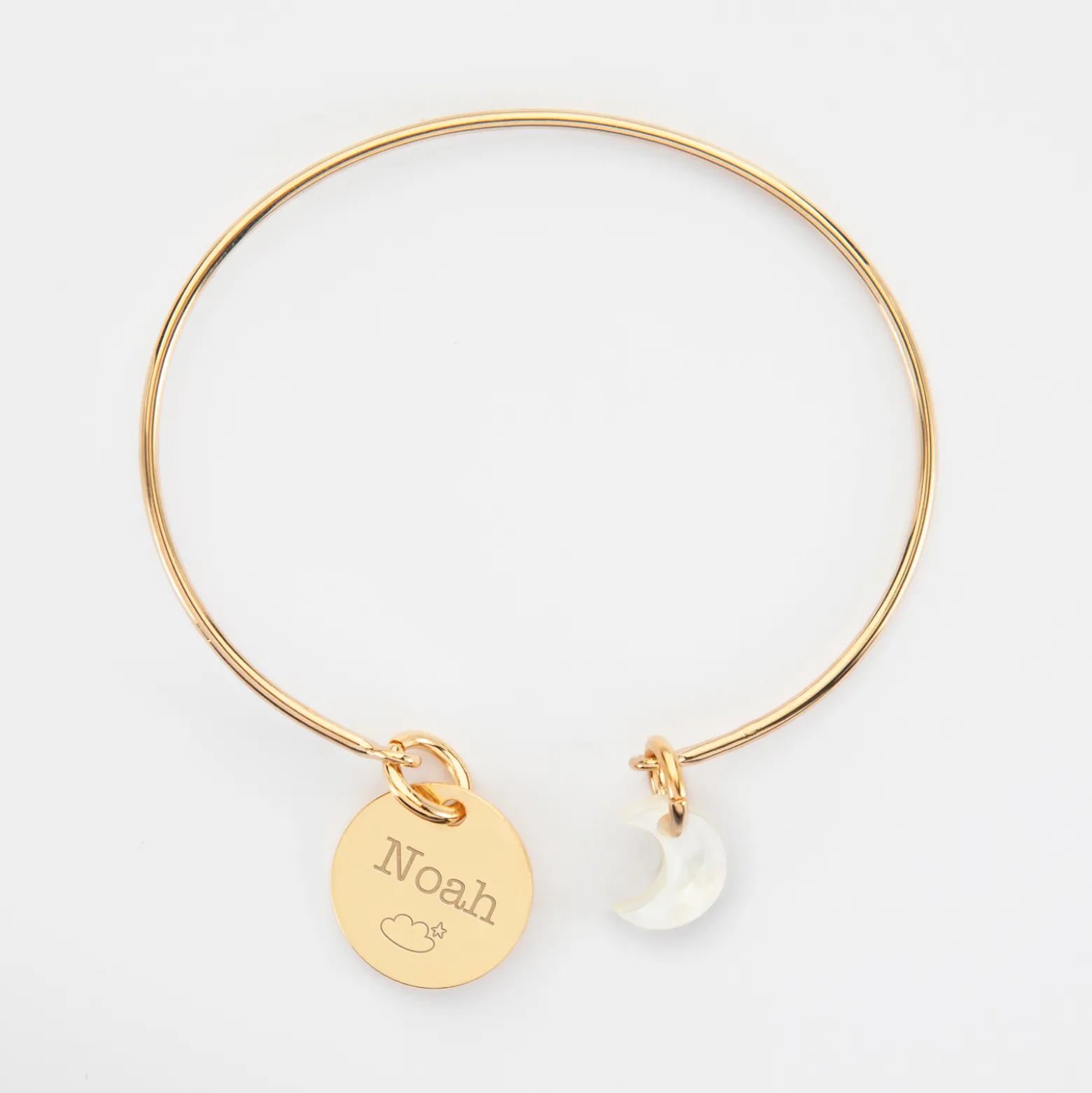 Bracelet personnalisé jonc plaqué or ouvert médaille gravée 15 mm et breloque nacre 10 mm