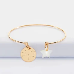 Bracelet personnalisé jonc plaqué or ouvert médaille gravée 15 mm et breloque nacre 10 mm