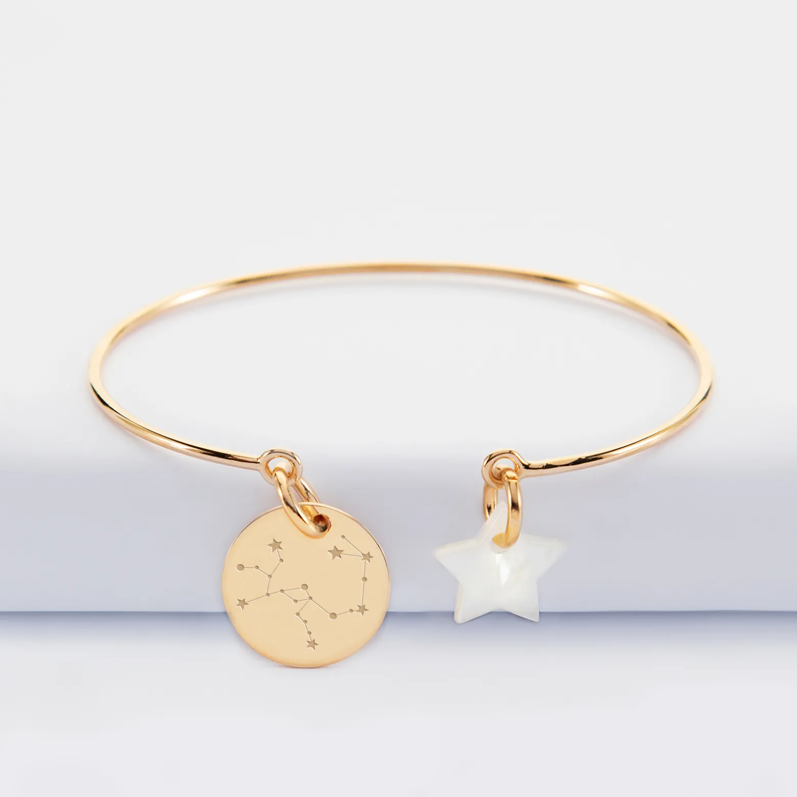 Bracelet personnalisé jonc plaqué or ouvert médaille gravée 15 mm et breloque nacre 10 mm