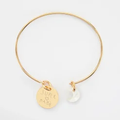 Bracelet personnalisé jonc plaqué or ouvert médaille gravée 15 mm et breloque nacre 10 mm