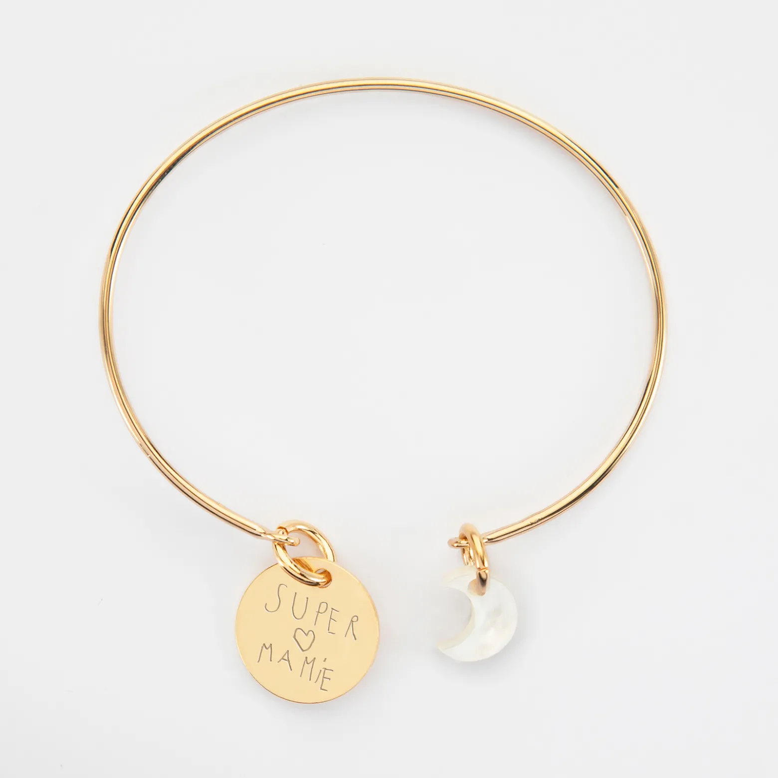Bracelet personnalisé jonc plaqué or ouvert médaille gravée 15 mm et breloque nacre 10 mm