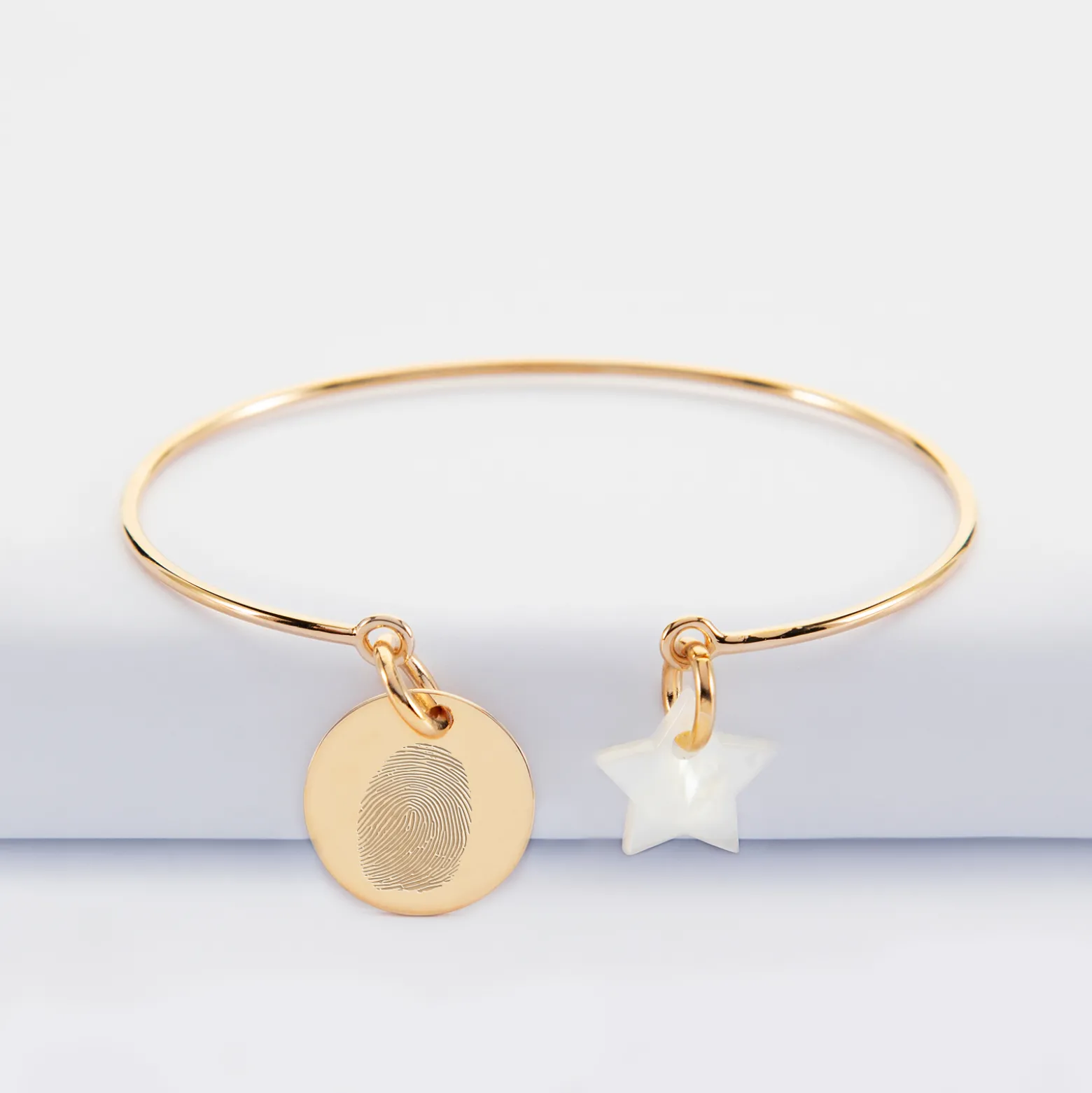 Bracelet personnalisé jonc plaqué or ouvert médaille gravée 15 mm et breloque nacre 10 mm