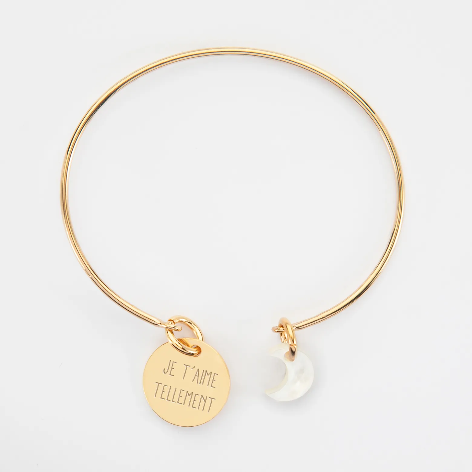 Bracelet personnalisé jonc plaqué or ouvert médaille gravée 15 mm et breloque nacre 10 mm