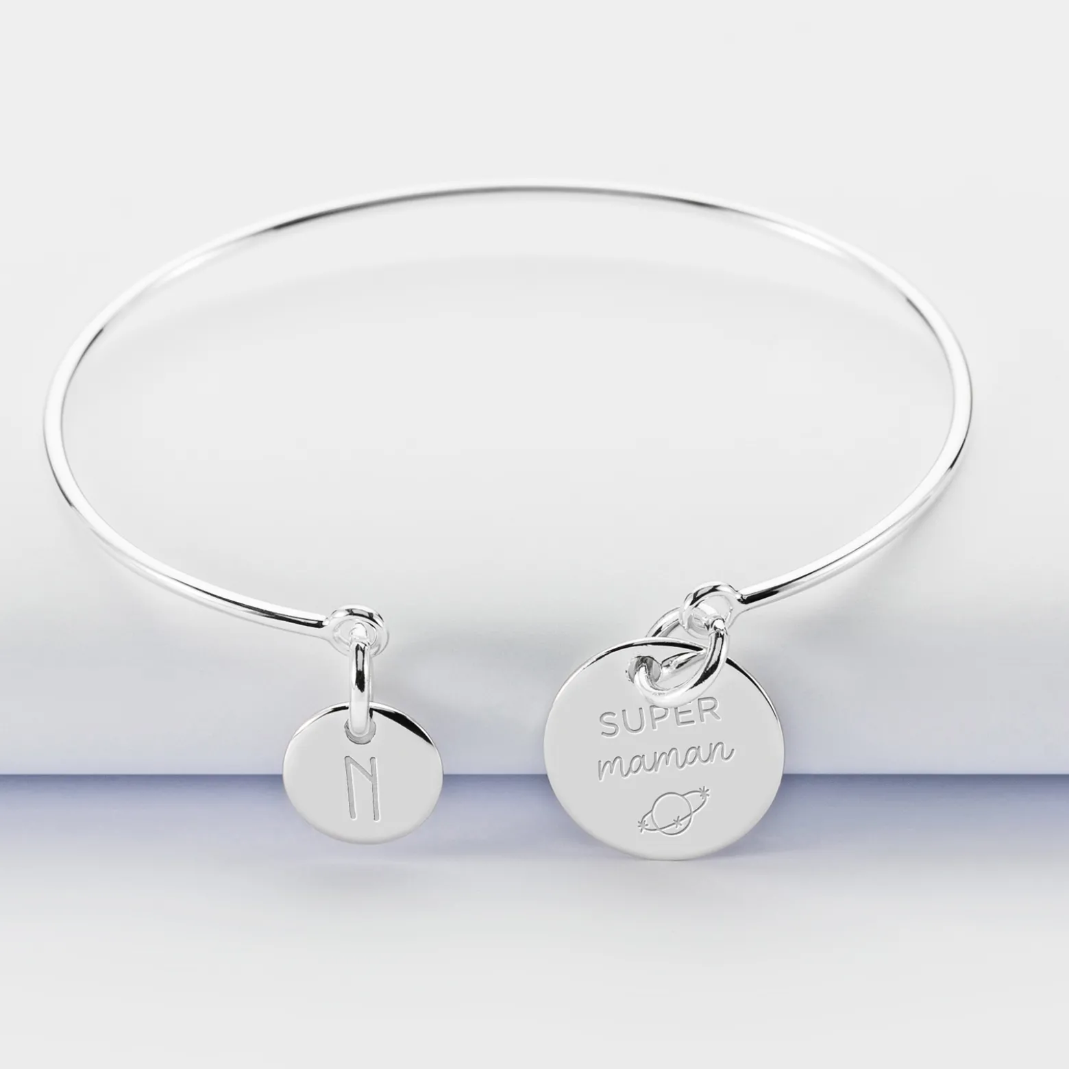 Bracelet personnalisé jonc argent médaille gravée 15 mm et breloque ronde 10 mm