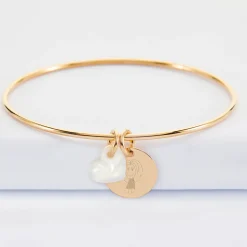 Bracelet personnalisé jonc plaqué or médaille gravée 15 mm et breloque nacre 10 mm