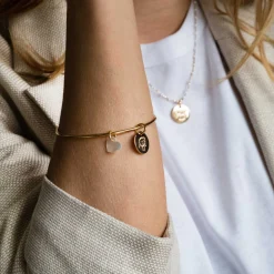 Bracelet personnalisé jonc plaqué or médaille gravée 15 mm et breloque nacre 10 mm