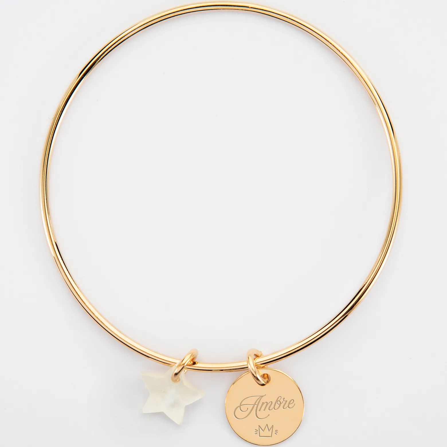 Bracelet personnalisé jonc plaqué or médaille gravée 15 mm et breloque nacre 10 mm