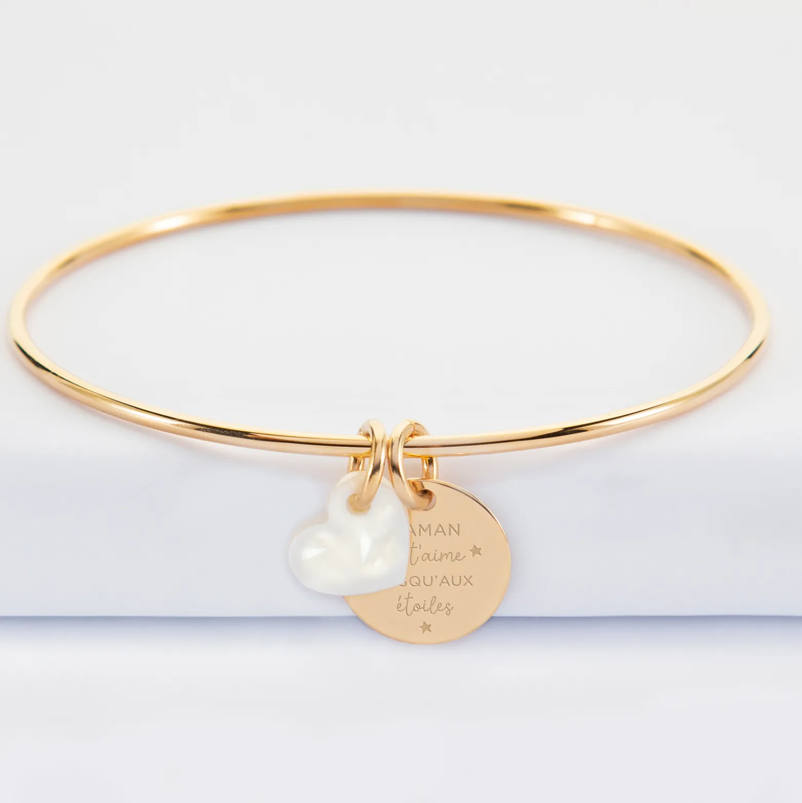Bracelet personnalisé jonc plaqué or médaille gravée 15 mm et breloque nacre 10 mm