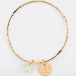 Bracelet personnalisé jonc plaqué or médaille gravée 15 mm et breloque nacre 10 mm