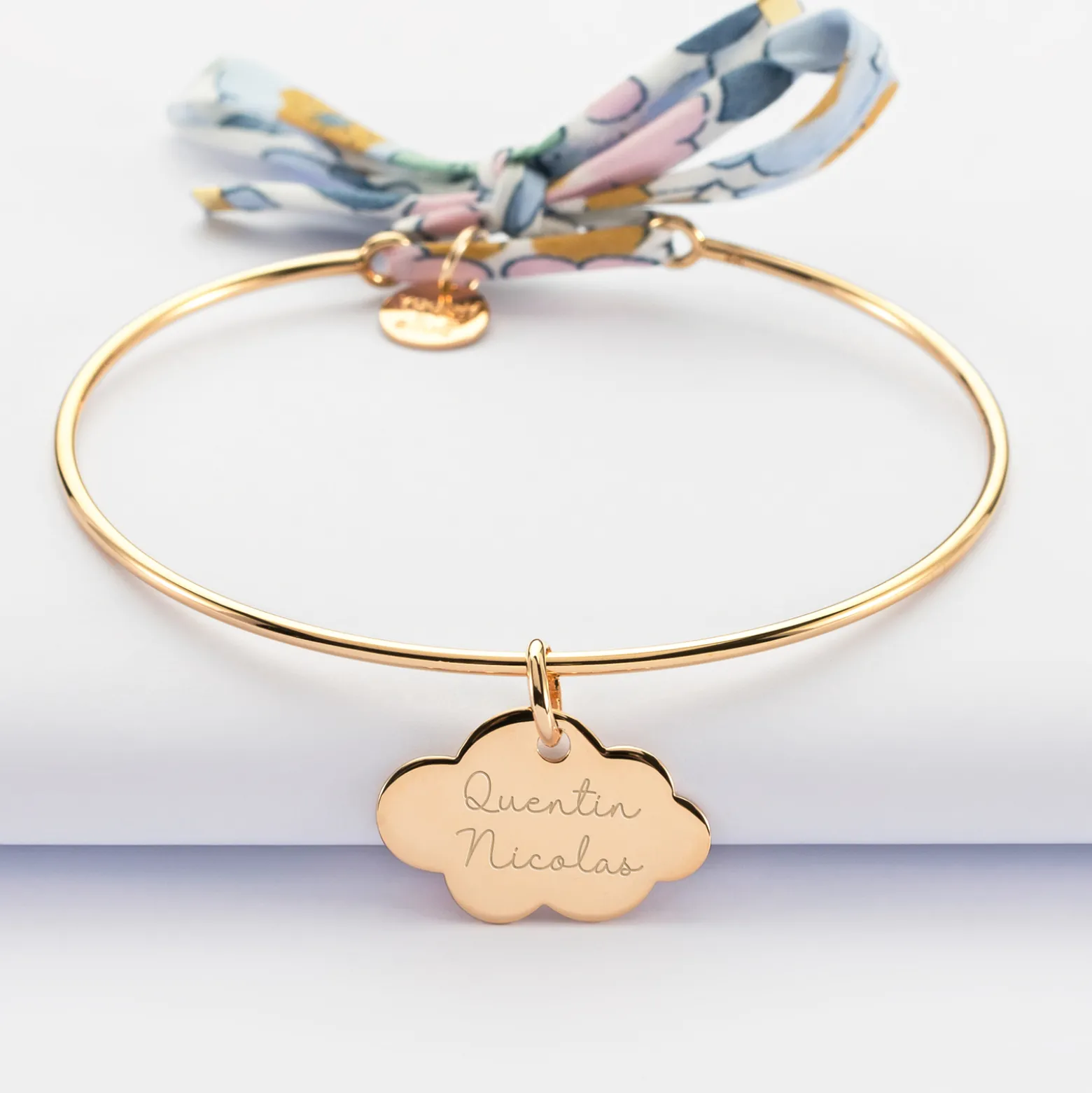 Bracelet personnalisé jonc plaqué or et cordon Liberty médaille gravée nuage 20x14 mm