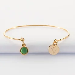 Bracelet personnalisé jonc plaqué or ouvert médaille gravée 10 mm et breloque pierre naturelle 8 mm