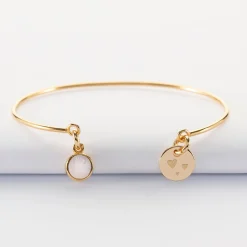 Bracelet personnalisé jonc plaqué or ouvert médaille gravée 10 mm et breloque pierre naturelle 8 mm
