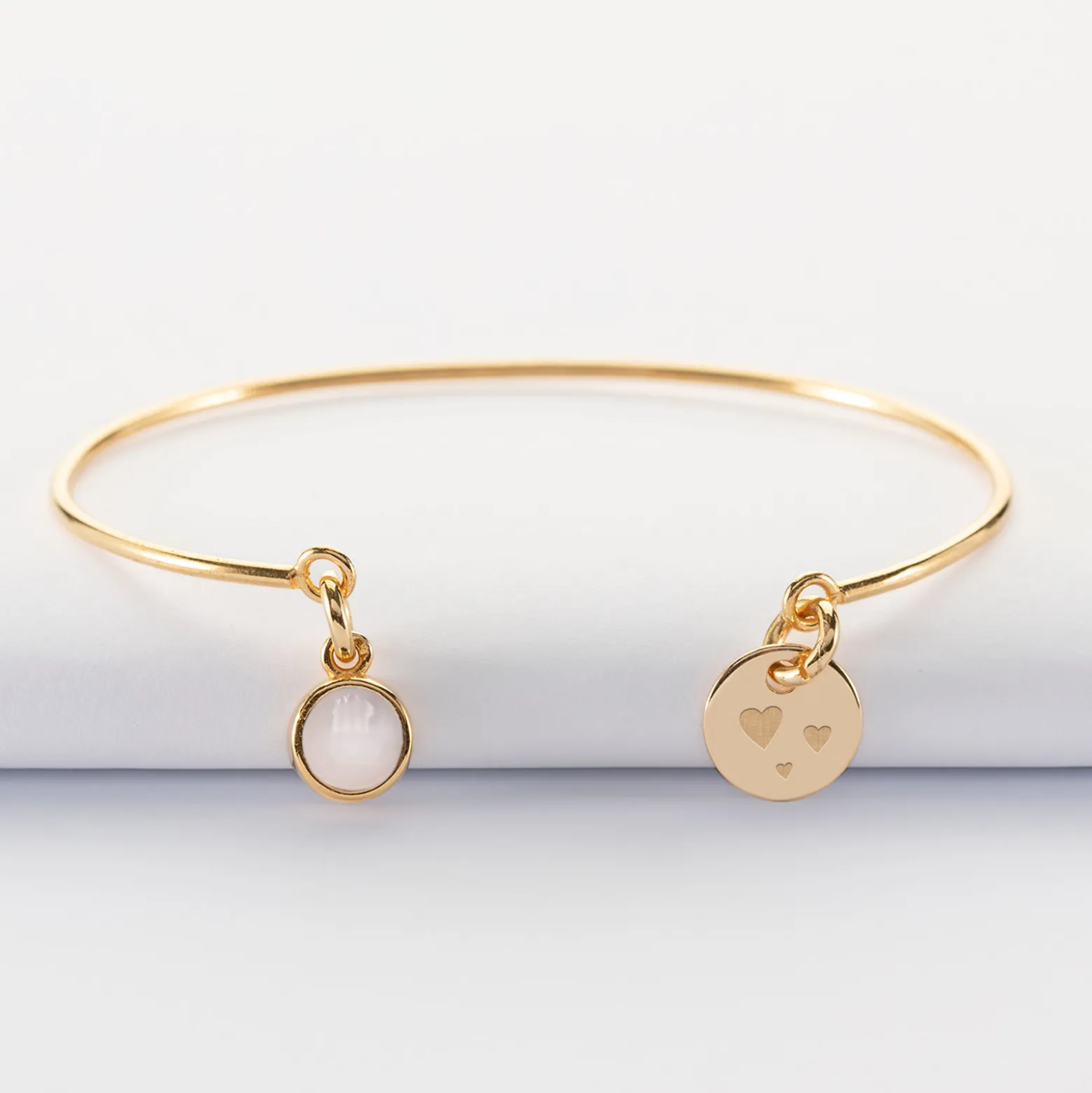 Bracelet personnalisé jonc plaqué or ouvert médaille gravée 10 mm et breloque pierre naturelle 8 mm