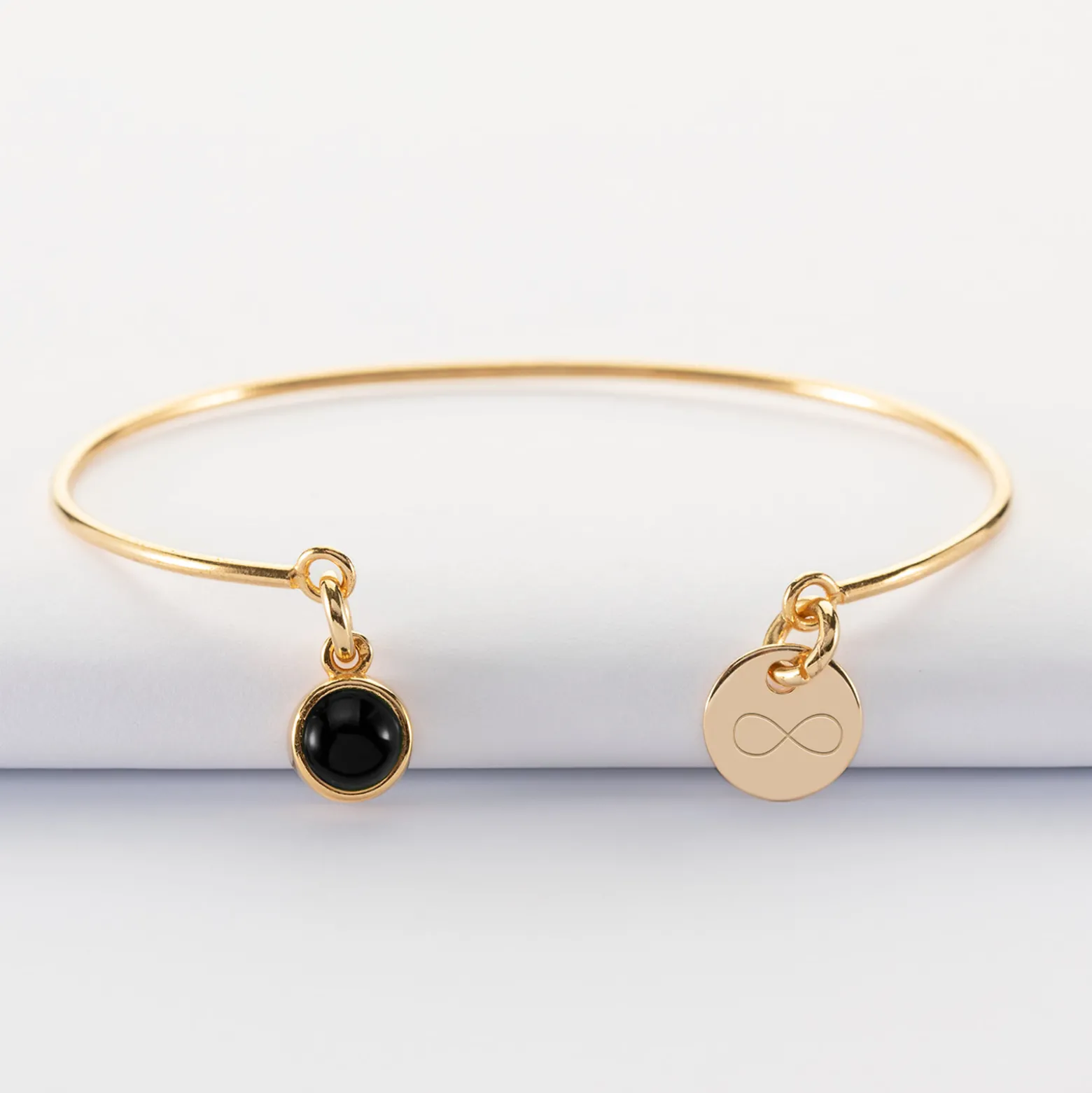 Bracelet personnalisé jonc plaqué or ouvert médaille gravée 10 mm et breloque pierre naturelle 8 mm