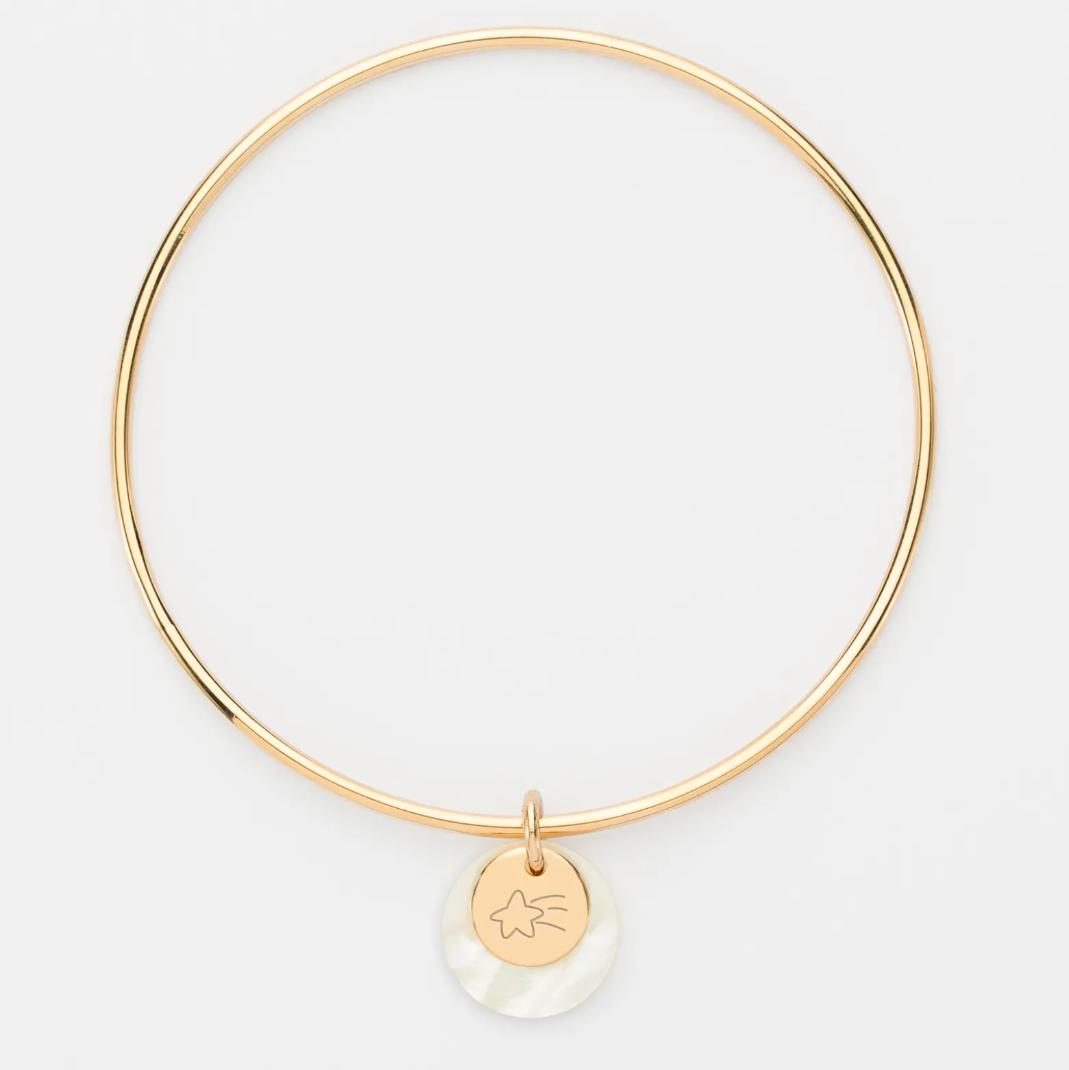 Bracelet personnalisé jonc plaqué or médaille gravée 10 mm et breloque nacre 15 mm