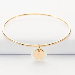 Bracelet personnalisé jonc plaqué or médaille gravée 10 mm et breloque nacre 15 mm