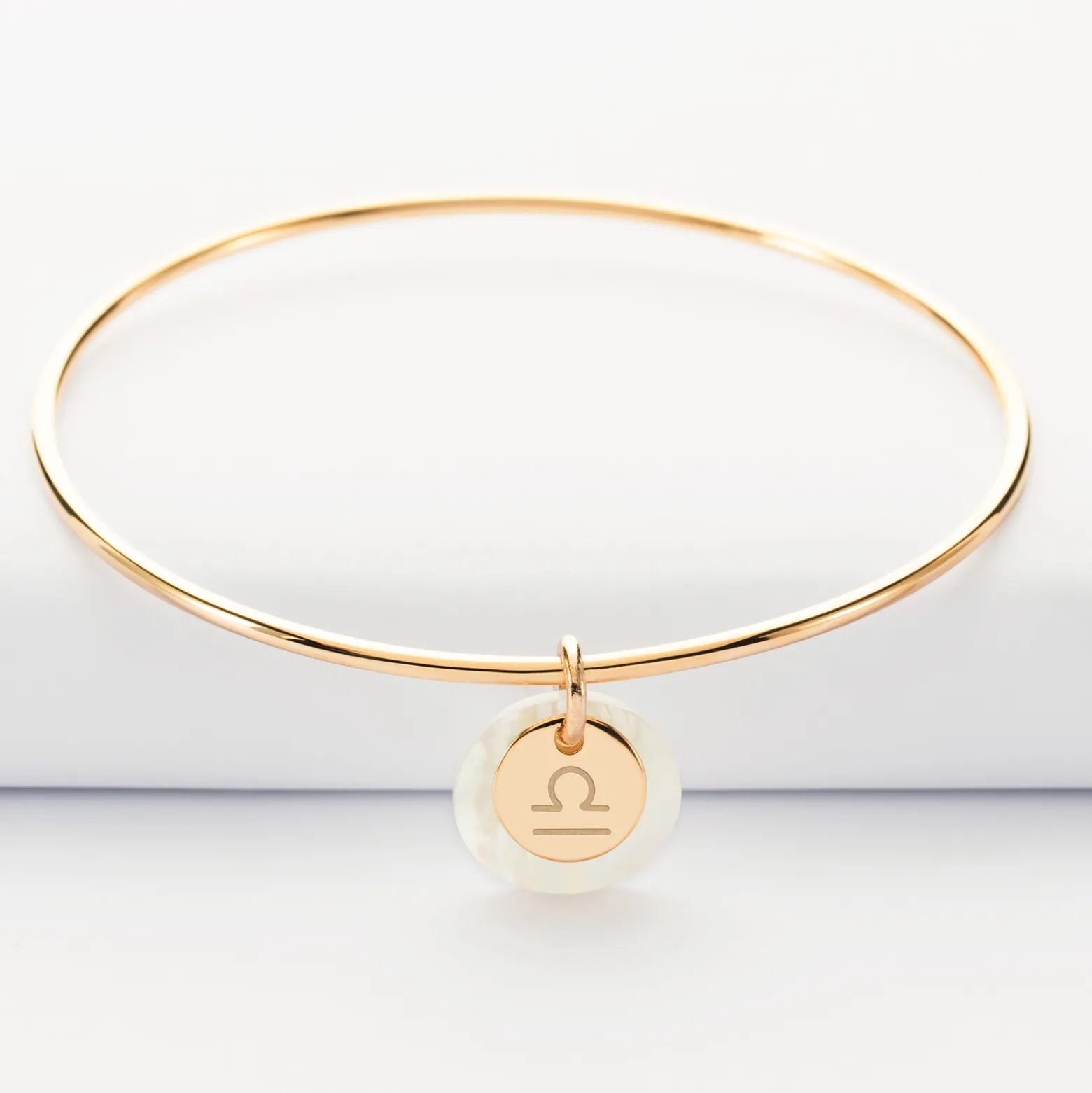 Bracelet personnalisé jonc plaqué or médaille gravée 10 mm et breloque nacre 15 mm
